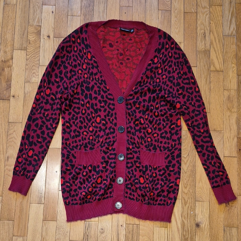 Chic Leopard Print Cardigan in Burgundy